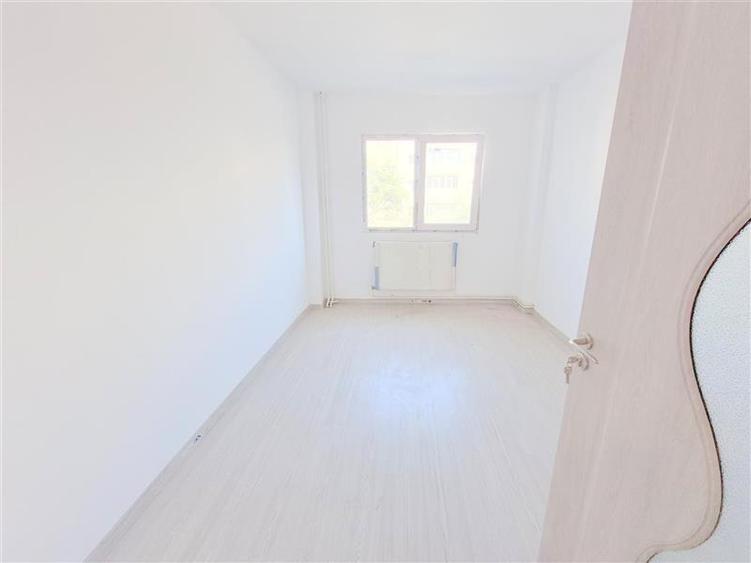 Apartament cu 3 camere decomandat în 9 Mai