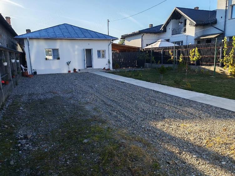 Casă cu 2 camere cu Teren 555 Mp în Perșinari