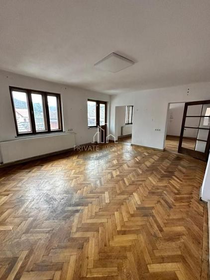 Casă individuală cu 5 camere cu Canalizare în Central