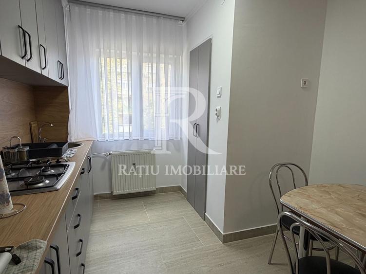 Apartament cu 3 camere semidecomandat, mobilat în Nufărul