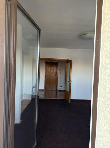 Apartament cu 3 camere decomandat în P-ța Victoriei