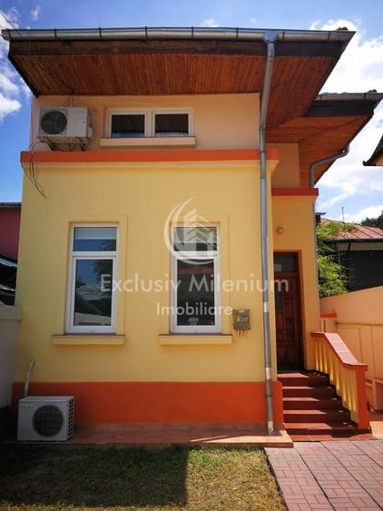 Casă individuală cu 6 camere cu Canalizare în Tineretului