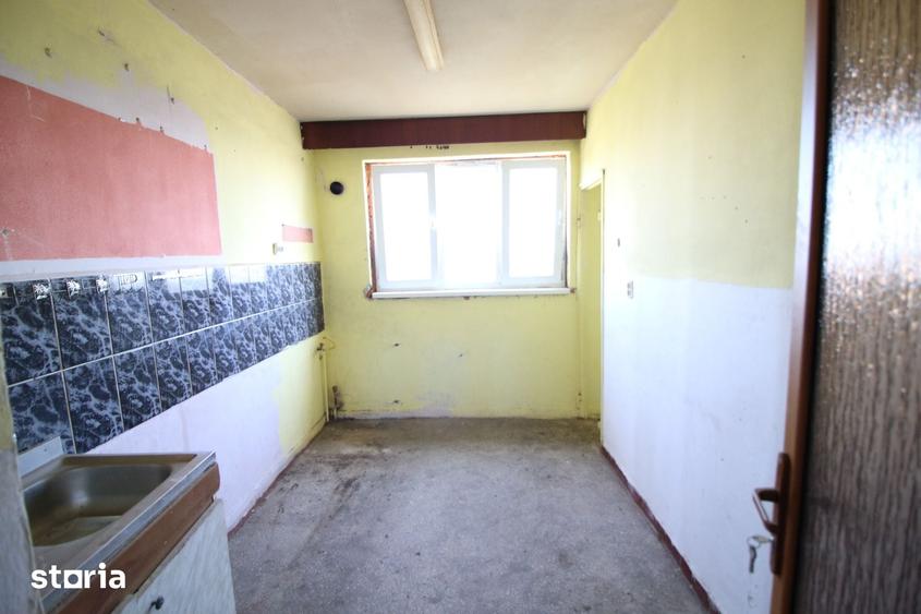 Apartament cu 3 camere decomandat în Micro 20