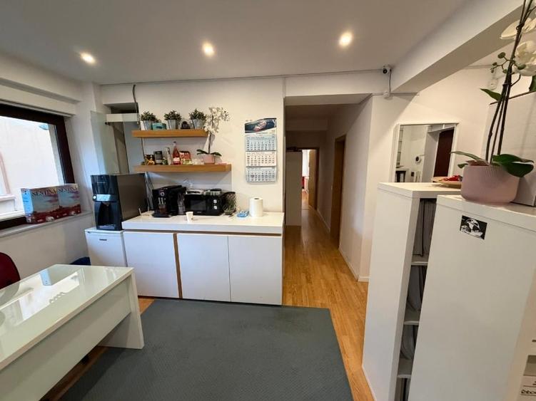 Apartament cu 3 camere semidecomandat în Dorobanți