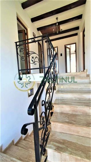 Casă individuală cu 7 camere cu Canalizare în Calea Poplăcii