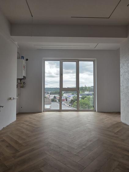 Apartament cu 3 camere semidecomandat în Sud