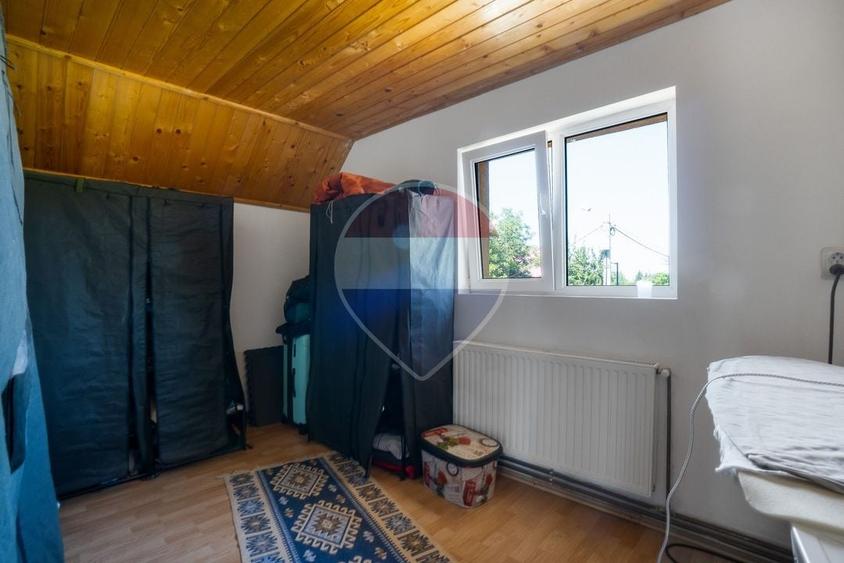 Casă individuală cu 7 camere cu Teren 835 Mp în Cristian
