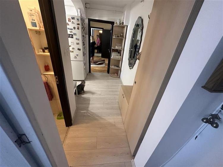 Apartament cu 3 camere semidecomandat în Lipovei