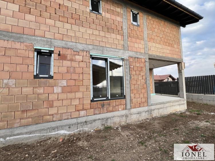 Casă individuală cu 4 camere cu Canalizare în Est