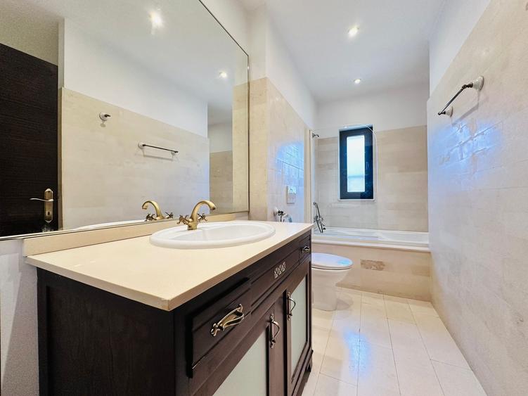 Duplex cu 9 camere cu Canalizare în Central