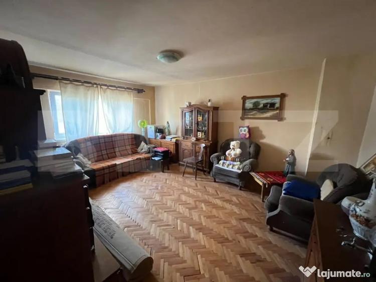Apartament cu 4 camere decomandat în Central
