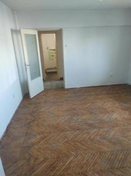 Apartament cu 4 camere nedecomandat în Micro 16