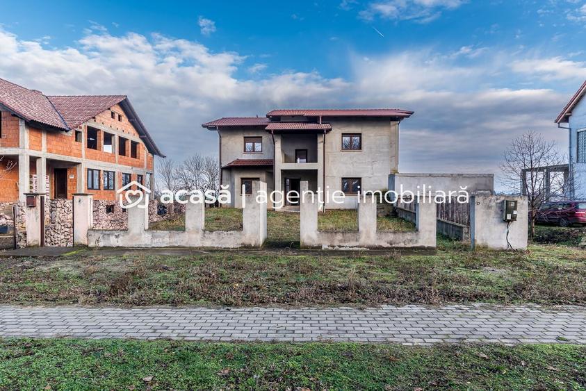 Casă individuală cu 9 camere cu Canalizare în Zimandu Nou