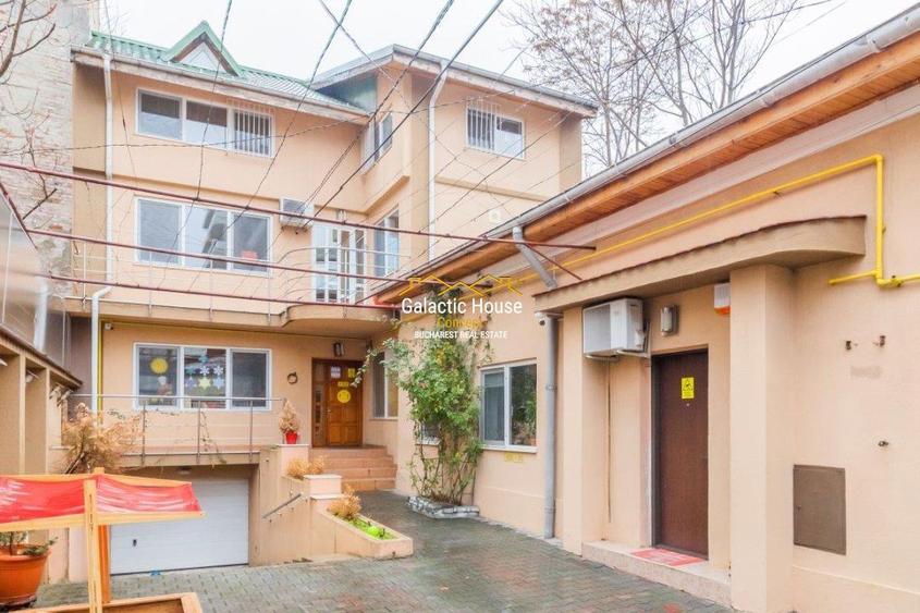 Casă cu 12 camere cu Teren 350 Mp în Central