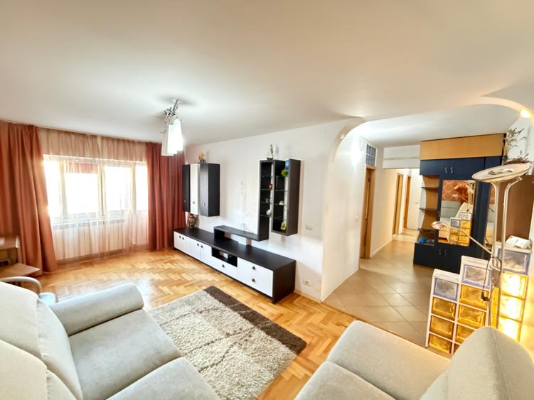 Apartament cu 3 camere decomandat în Nicolina
