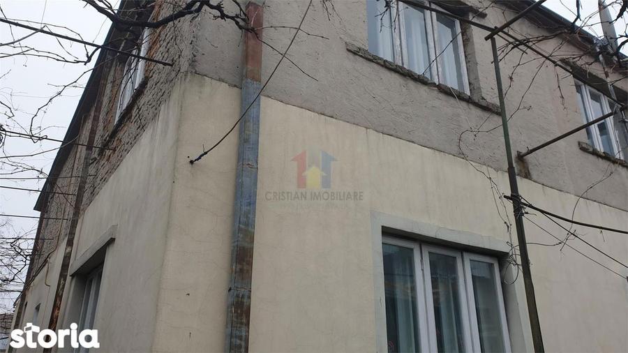 Casă cu 6 camere cu Teren 242 Mp în Central