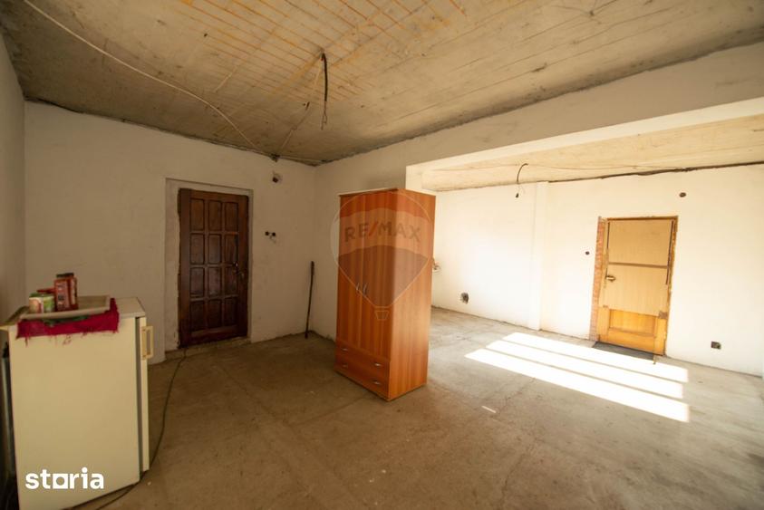 Casă cu 8 camere cu Teren 1395 Mp în Glina