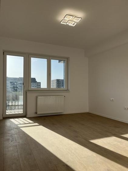Apartament cu 3 camere decomandat în Tractorul