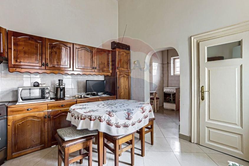 Apartament cu 4 camere semidecomandat, mobilat în Central
