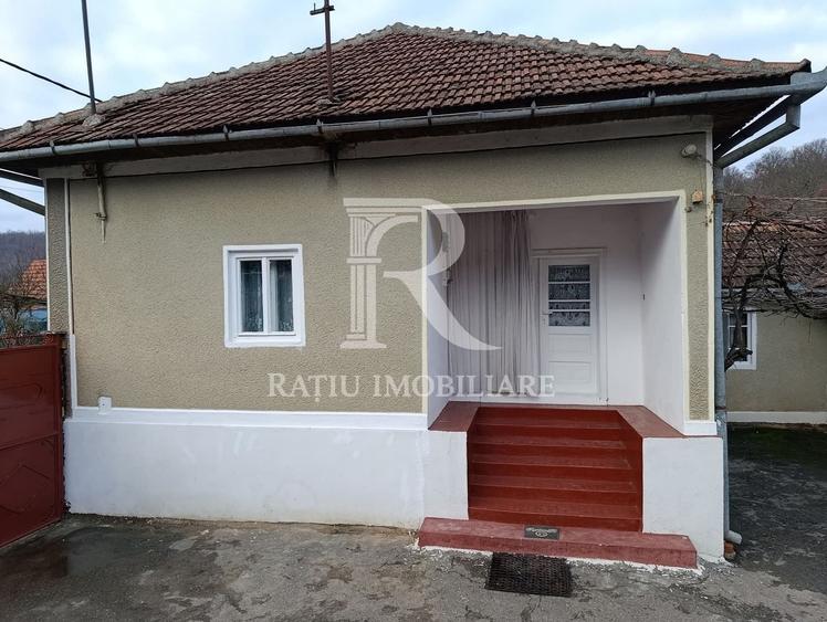 Casă individuală cu 6 camere cu Canalizare în Sitani