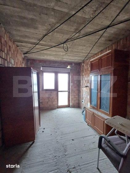Casă cu 10 camere cu Teren 1800 Mp în Luna
