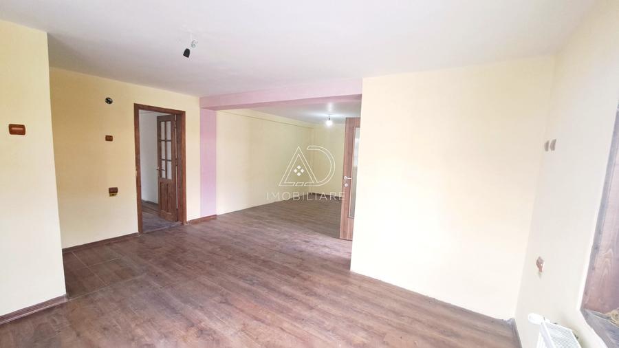 Casă individuală cu 9 camere cu Teren 96 Mp în Central