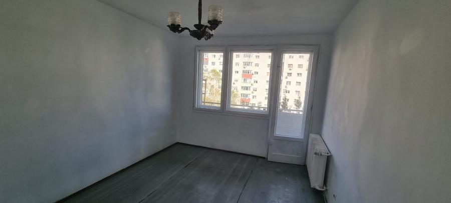 Apartament cu 3 camere semidecomandat în Berceni