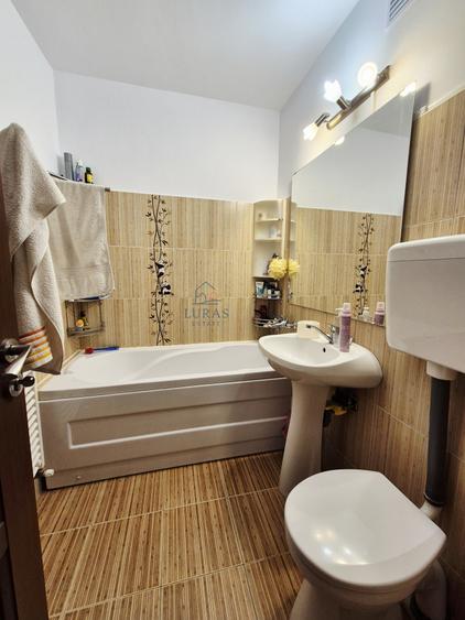 Apartament cu 4 camere semidecomandat, mobilat în Tomis III