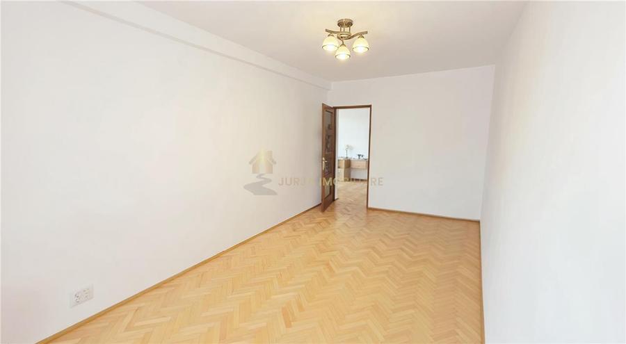 Apartament cu 3 camere semidecomandat, mobilat în Andrei Mureșanu