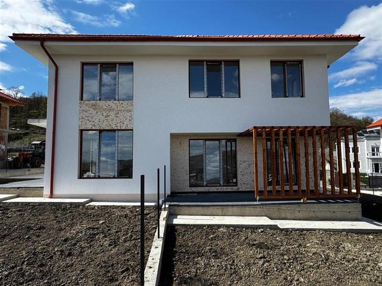 Duplex cu 4 camere cu Canalizare în Chinteni