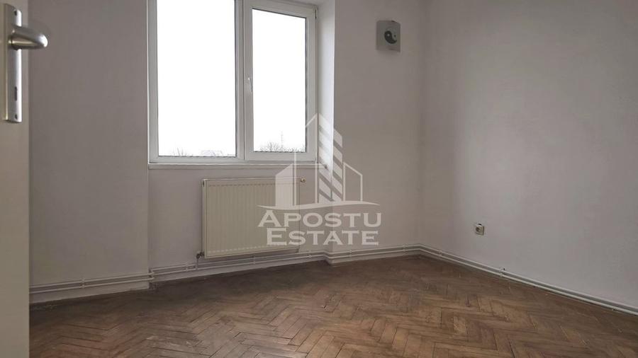 Apartament cu 4 camere semidecomandat în Aradului