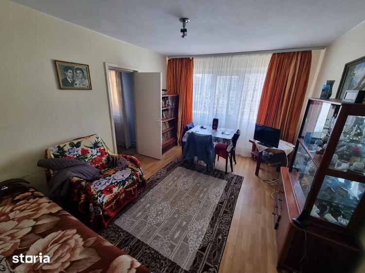 Apartament cu 3 camere semidecomandat în Km 4