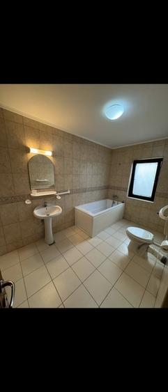 Casă cu 8 camere cu Teren 500 Mp în Central