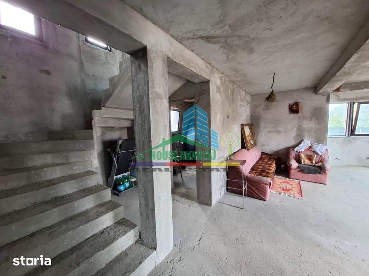 Casă cu 7 camere cu Teren 2428 Mp în Central