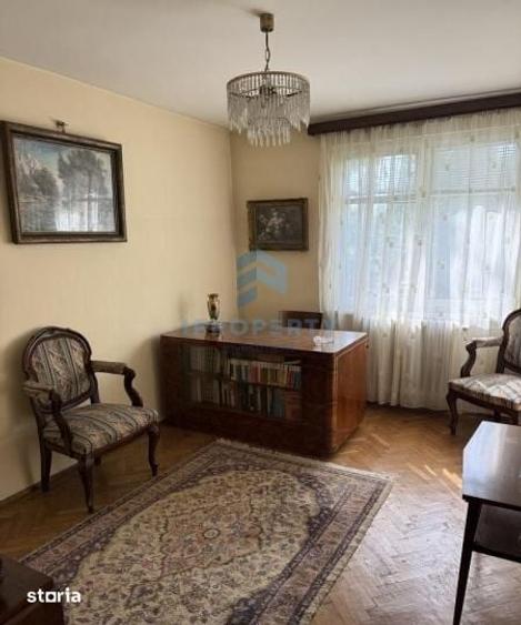 Apartament cu 3 camere semidecomandat în Tei