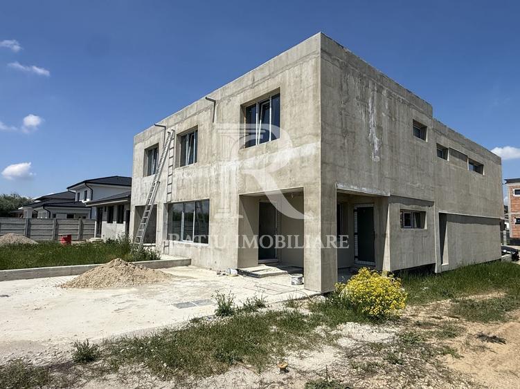 Duplex cu 8 camere cu Canalizare în Periferie