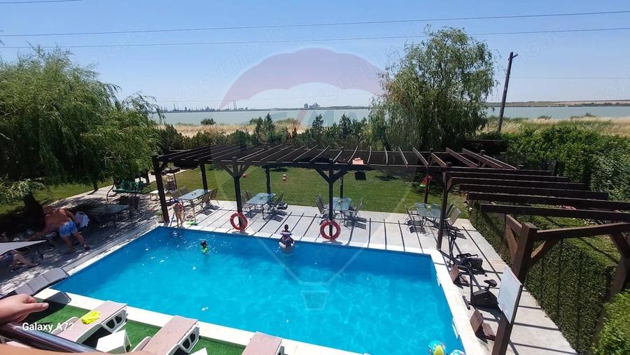 Casă cu 10 camere cu Teren 568 Mp în Corbu