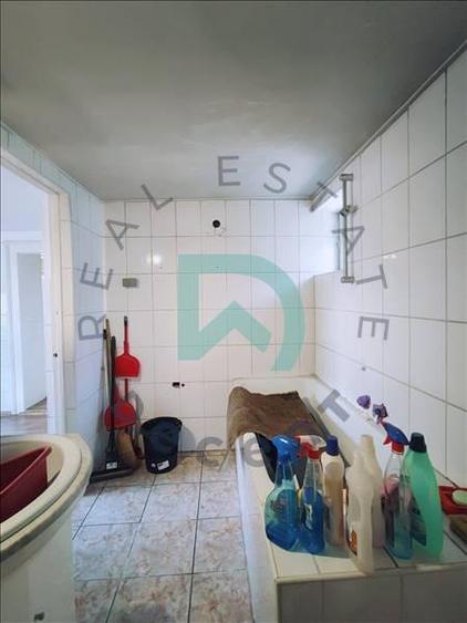 Apartament cu 5 camere semidecomandat în Brașovul Vechi
