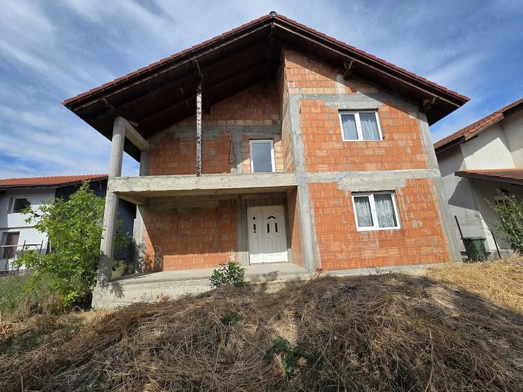 Casă cu 5 camere cu Teren 513 Mp în Giarmata
