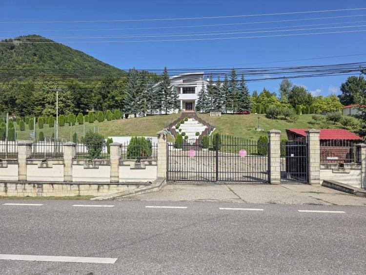 Casă individuală cu 13 camere cu Piscina în Slănic-Moldova
