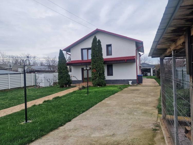 Casă cu 4 camere în Cazasu