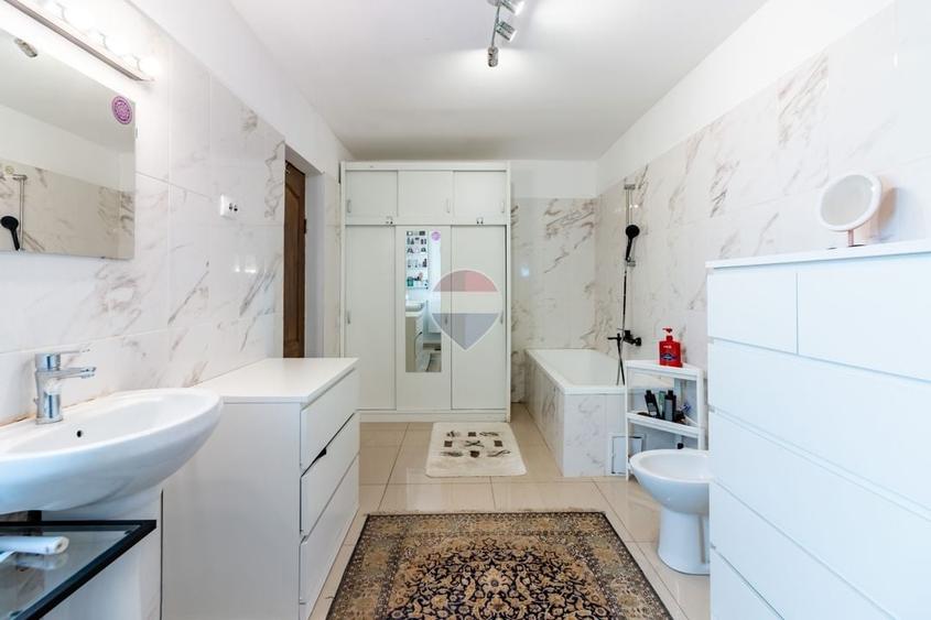 Casă individuală cu 8 camere cu Teren 476 Mp în Corbeanca