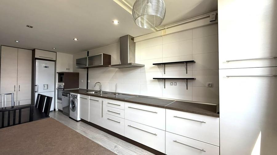 Apartament cu 2 camere decomandat, mobilat în Europa