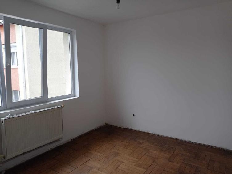 Apartament de vanzare 3 camere Targu Neamt str. Petru Rares - 2