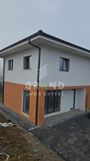 Duplex cu 4 camere cu Canalizare în Chinteni