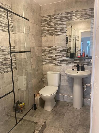 Apartament cu 4 camere semidecomandat în Rahova