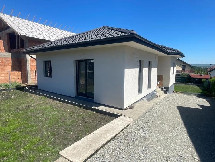 Casă individuală cu 3 camere cu Canalizare în Câmpenești