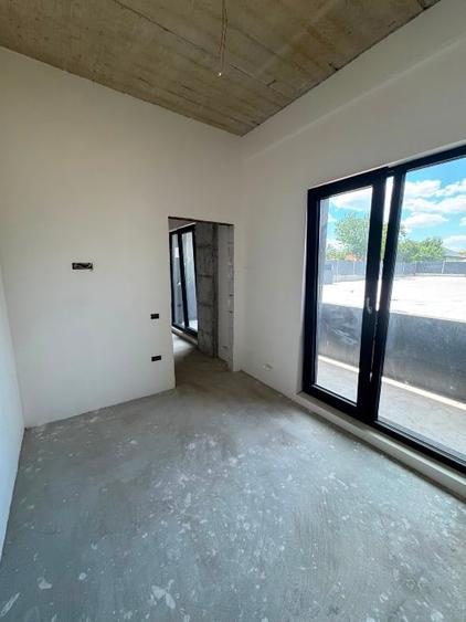 Apartament cu 3 camere semidecomandat în Lazu