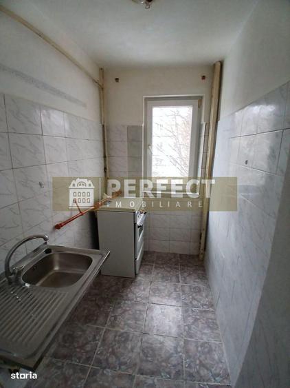 Apartament cu 3 camere semidecomandat în Vest