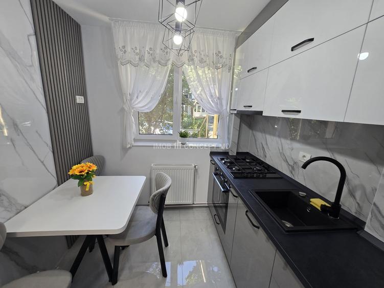 Apartament cu 3 camere semidecomandat, mobilat în Cina
